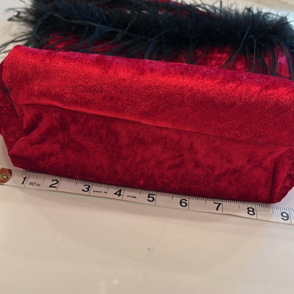 Red Novelty Shoulder Handbag. 2 Very Chic Ladies on front with feathers - Picture 5 of 10